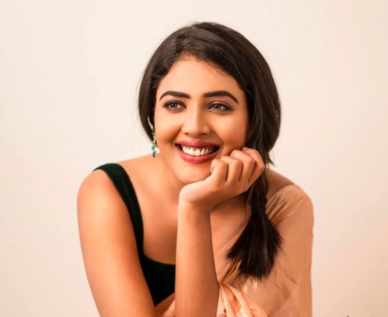 Kannadathi Fame Sara Annaiah shares her gift expectations from Boyfriend at Colors Kannada Anubandha Awards dpl