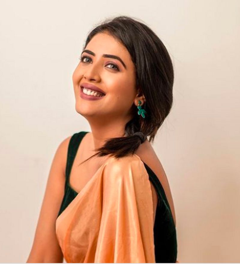 Kannadathi Fame Sara Annaiah shares her gift expectations from Boyfriend at Colors Kannada Anubandha Awards dpl