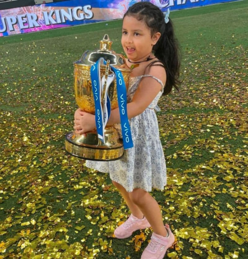 Dhoni Hugging Sakshi After Winning IPL Daughter Ziva lifts the Trophy dpl