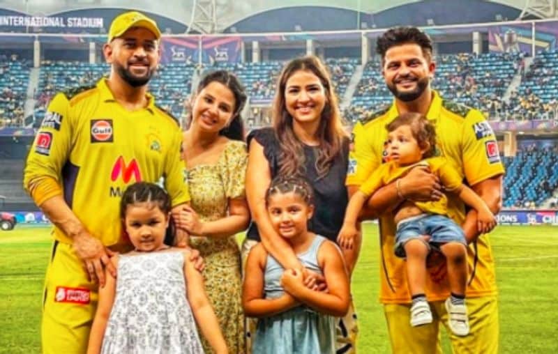 Dhoni Hugging Sakshi After Winning IPL Daughter Ziva lifts the Trophy dpl
