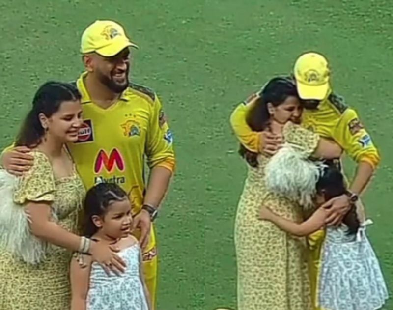 Dhoni Hugging Sakshi After Winning IPL Daughter Ziva lifts the Trophy dpl