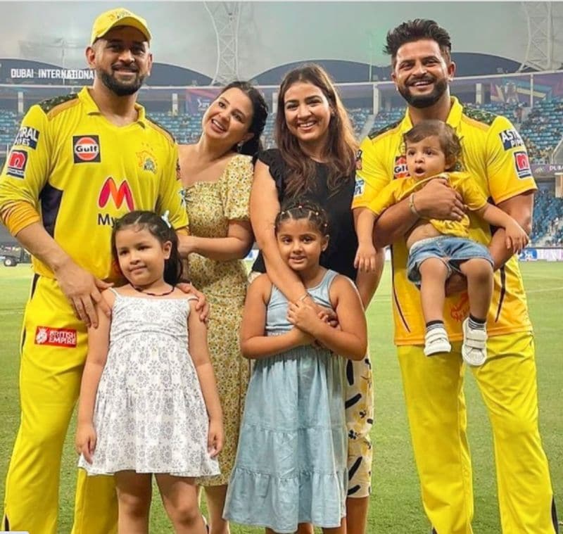 Dhoni Hugging Sakshi After Winning IPL Daughter Ziva lifts the Trophy dpl