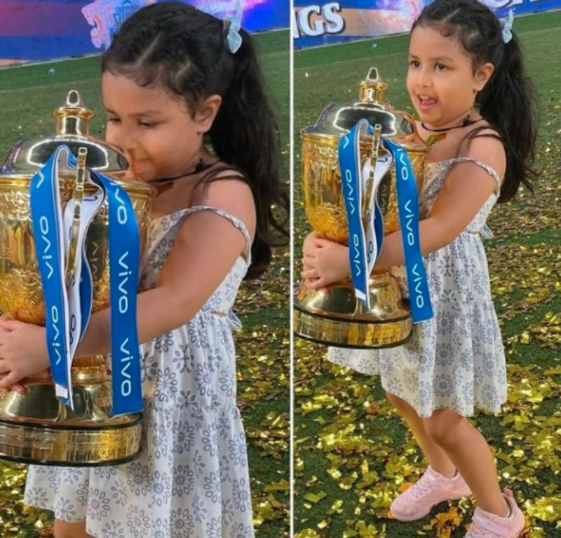 Dhoni Hugging Sakshi After Winning IPL Daughter Ziva lifts the Trophy dpl
