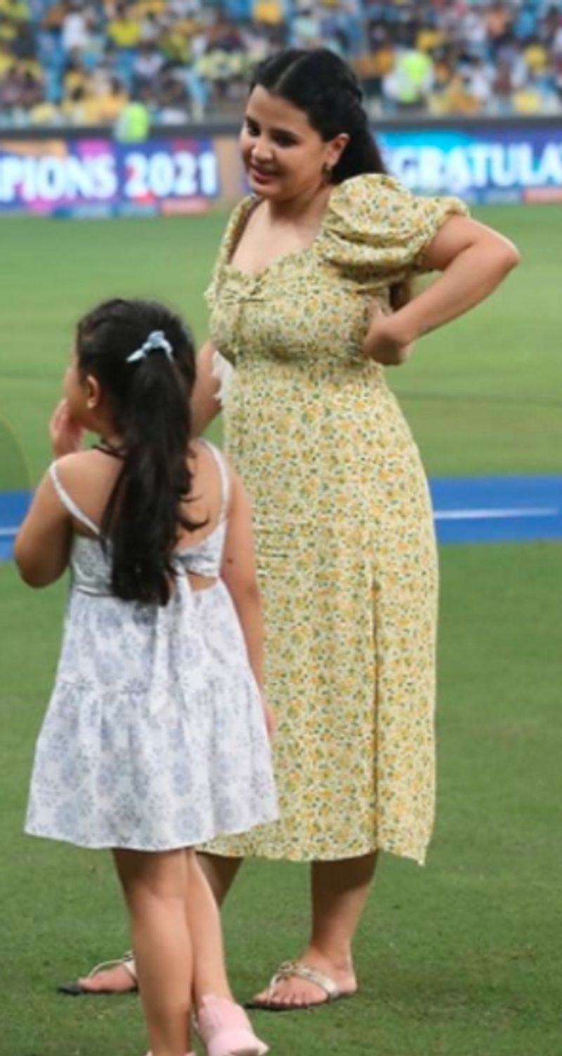 IPL 2021 - Sakshi is reportedly pregnent, will MS Dhoni be a father again, what says Suresh Raina's wife ALB