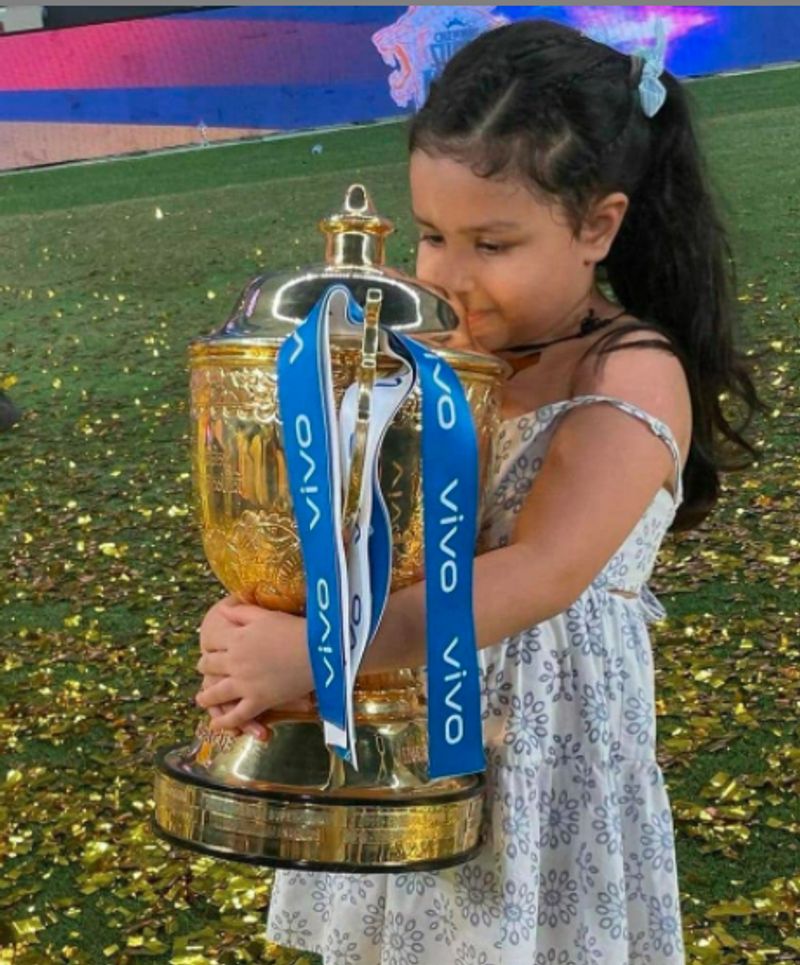 Dhoni Hugging Sakshi After Winning IPL Daughter Ziva lifts the Trophy dpl