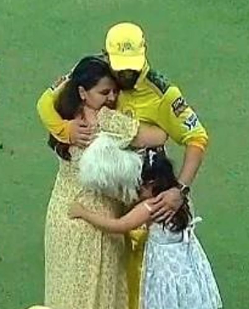 Dhoni Hugging Sakshi After Winning IPL Daughter Ziva lifts the Trophy dpl