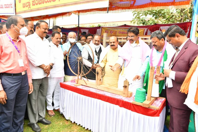 CM Basavaraj bommai inaugurates Grama vastavya program in Davanagere snr
