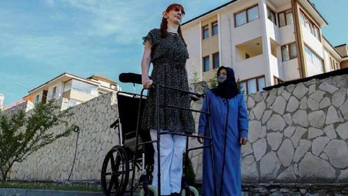tallest woman in the world rumeysa gelgi becomes star social media tallest woman in the world rumeysa gelgi becomes star social media