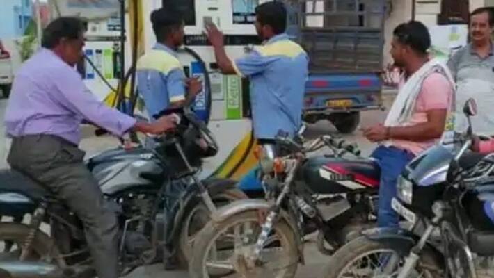 Petrol and diesel prices hits record high for fifth straight hike in India Petrol and diesel prices hits record high for fifth straight hike in India