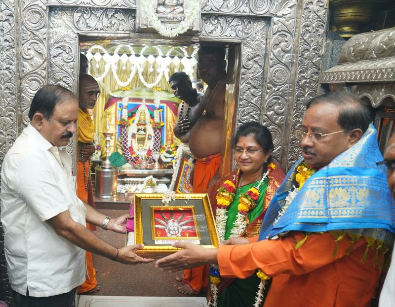 Minister Shashikala Jolle Couple Break Covid Rules in Belagavi grg