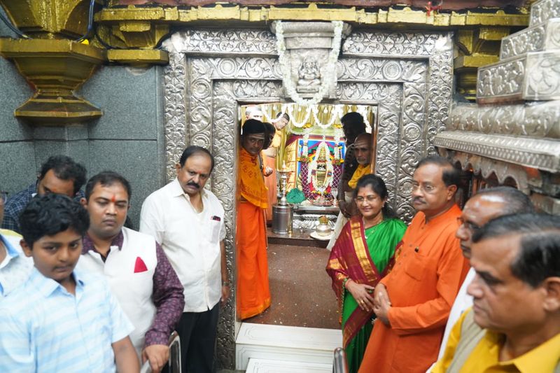 Minister Shashikala Jolle Couple Break Covid Rules in Belagavi grg