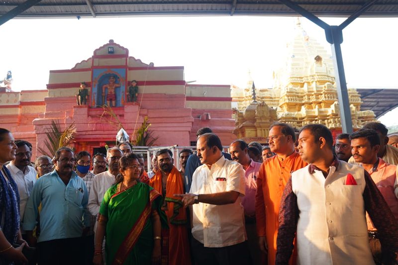Minister Shashikala Jolle Couple Break Covid Rules in Belagavi grg