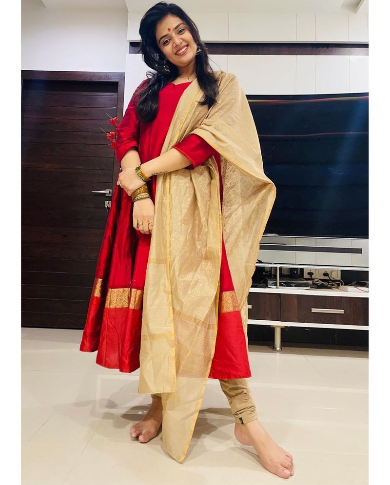 anchor sreemukhi festive look her dussera celebrations pics getting viral