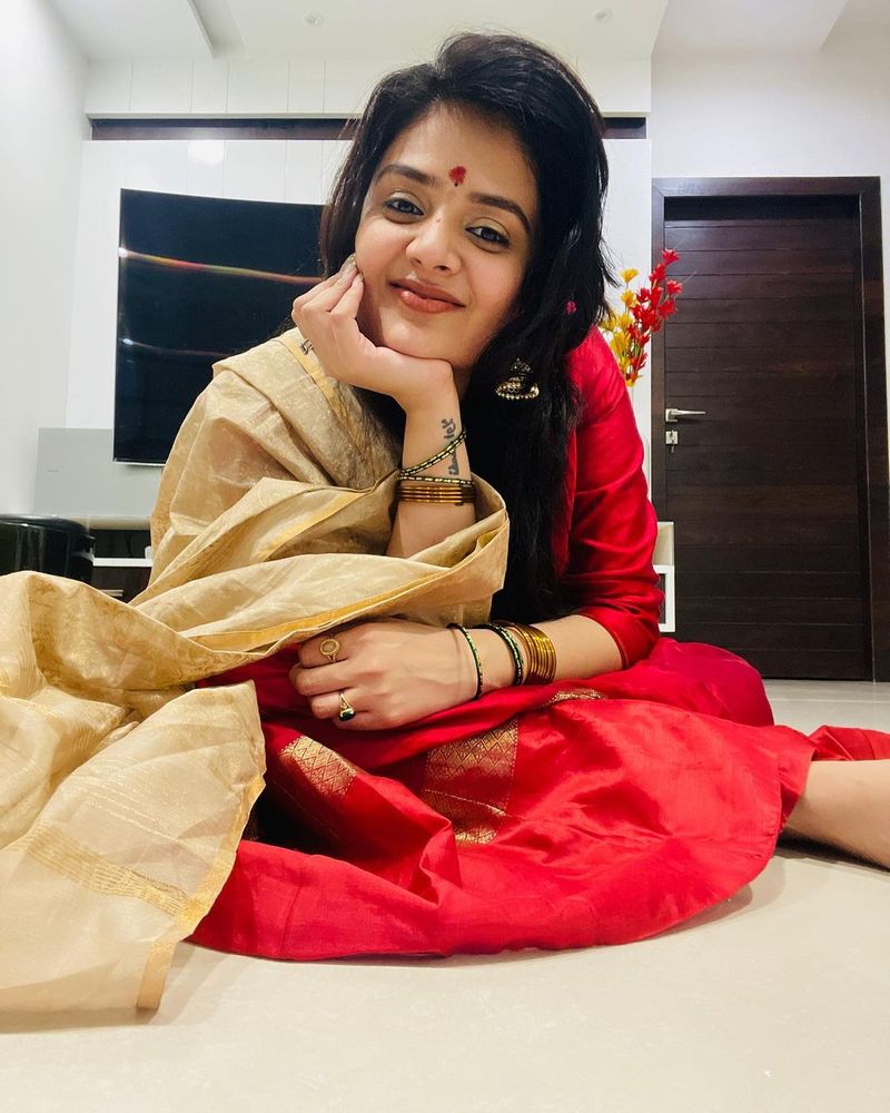 anchor sreemukhi festive look her dussera celebrations pics getting viral