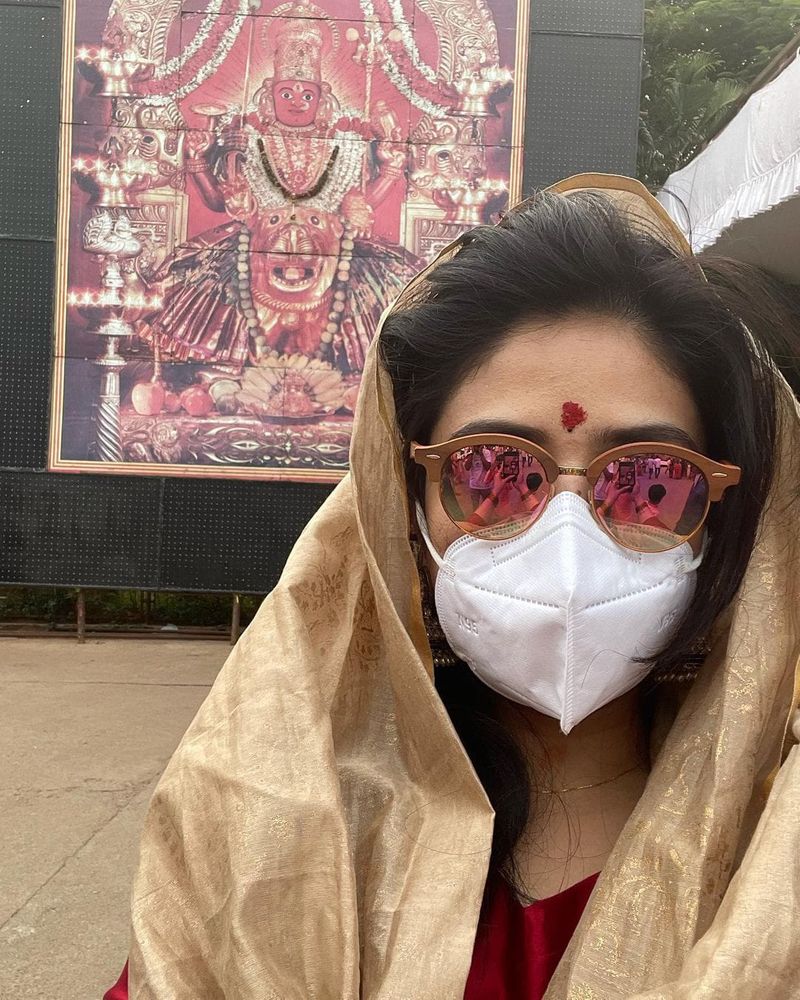 anchor sreemukhi festive look her dussera celebrations pics getting viral