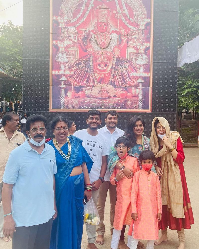 anchor sreemukhi festive look her dussera celebrations pics getting viral