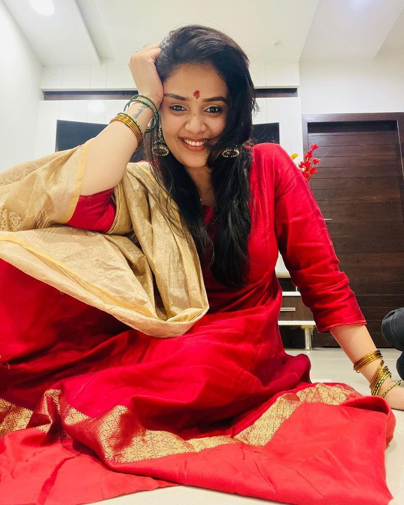 anchor sreemukhi festive look her dussera celebrations pics getting viral
