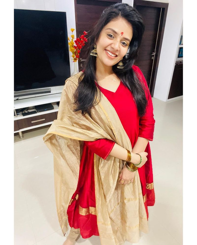 anchor sreemukhi festive look her dussera celebrations pics getting viral