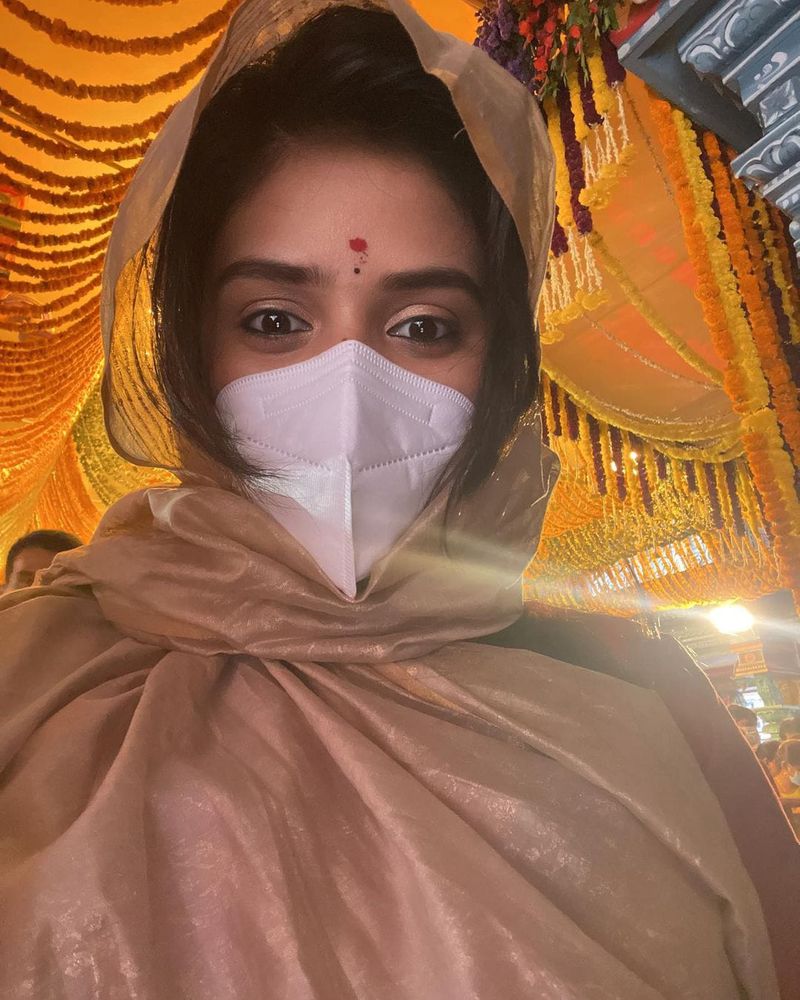 anchor sreemukhi festive look her dussera celebrations pics getting viral