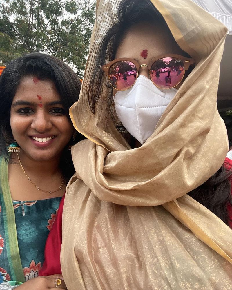 anchor sreemukhi festive look her dussera celebrations pics getting viral
