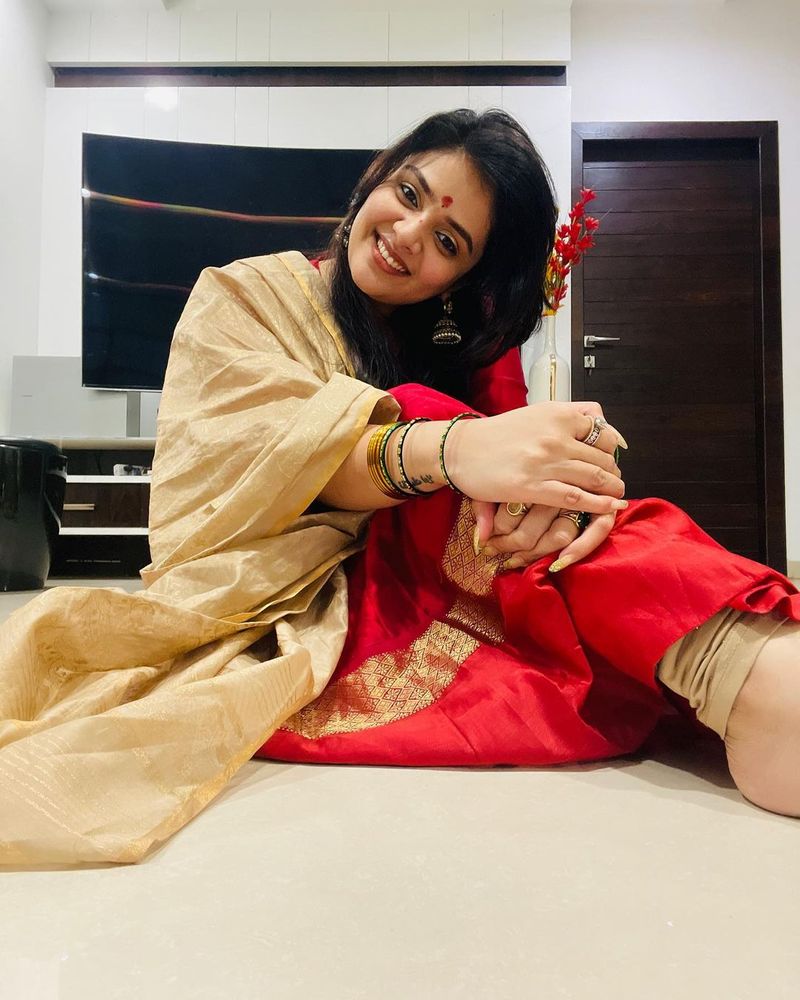 anchor sreemukhi festive look her dussera celebrations pics getting viral
