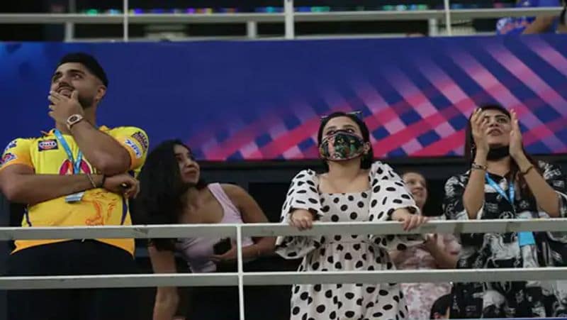 IPL 2021: MS Dhoni wife Sakshi followed same fashion style during whole Season, see pictures