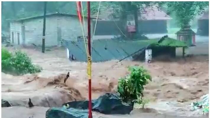 Heavy rain and flood in kerala - 10 more people trouble in landslide Heavy rain and flood in kerala - 10 more people trouble in landslide
