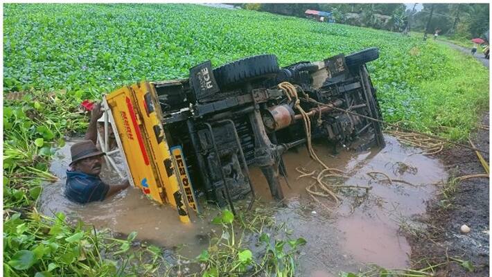 The pick-up van carrying the eggs overturned in the field The pick-up van carrying the eggs overturned in the field
