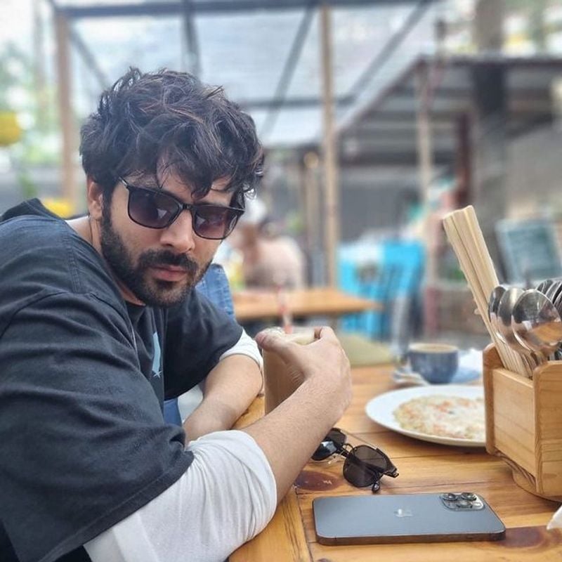 Kartik Aaryan Actor had once rented flat with 12 boys due to limited finances