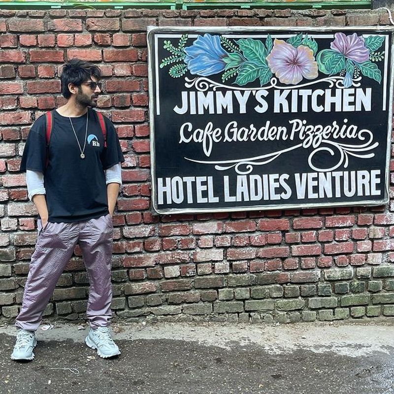 Kartik Aaryan Actor had once rented flat with 12 boys due to limited finances