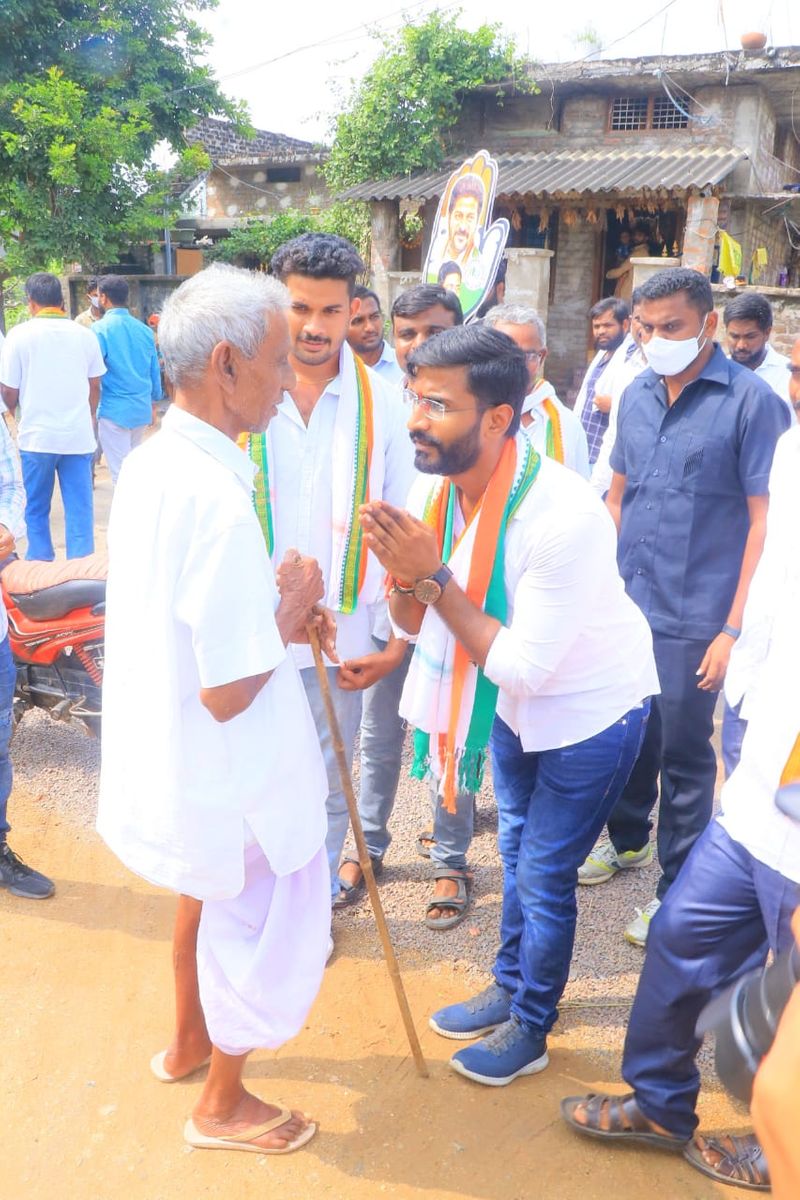Huzurabad Bypoll: congress candidate balmuru venkat house to house campaign