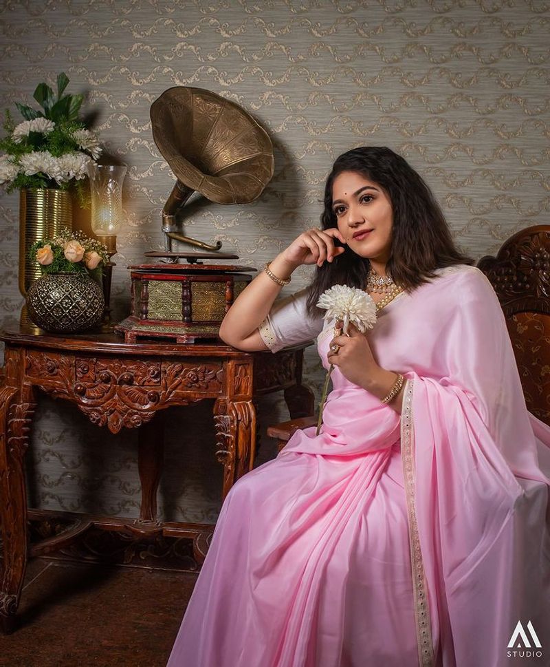 actress meghana raj new photoshoot in maharani look viral photos