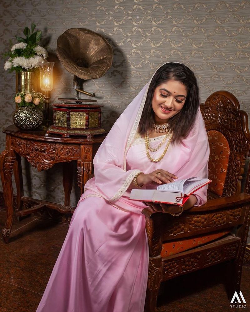 actress meghana raj new photoshoot in maharani look viral photos