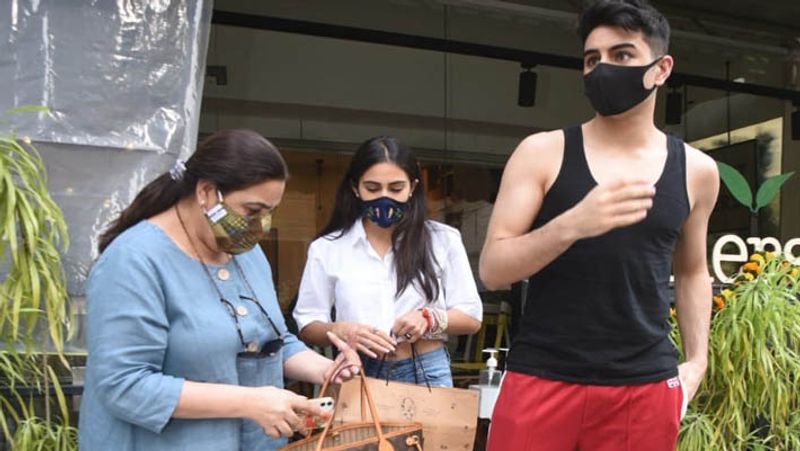 amrita singh spotted without make with son ibrahim ali khan and daughter sara ali khan