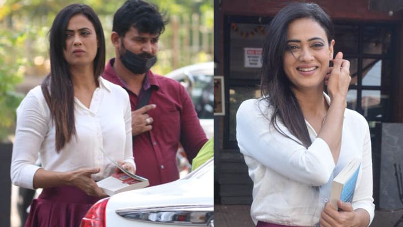 amrita singh spotted without make with son ibrahim ali khan and daughter sara ali khan