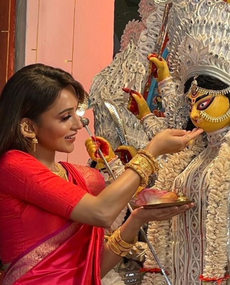 bengali actress bijoya wish to fans bjc