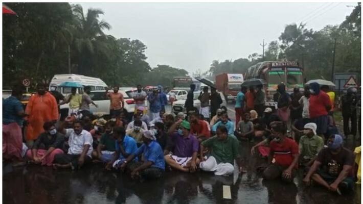 fishermen protest in ponnani after three fishermen went missing fishermen protest in ponnani after three fishermen went missing