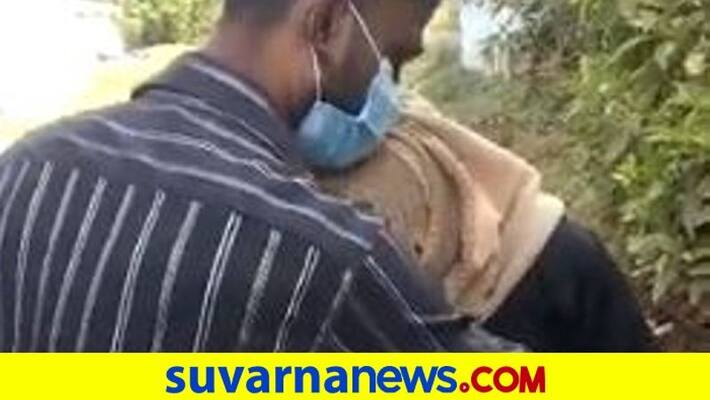 Women forced to take off Hijab by some people in Bhopal Women forced to take off Hijab by some people in Bhopal
