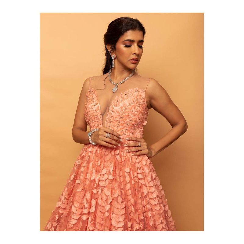 manchu lakshmi strong counter to troller hot topic what happened?
