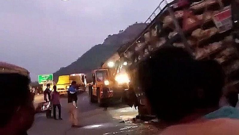 Accident on Pune Mumbai Expressway 6 vehicles collided in which 3 people died on spot and 6 people were injured