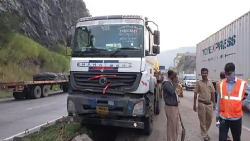 Accident on Pune Mumbai Expressway 6 vehicles collided in which 3 people died on spot and 6 people were injured