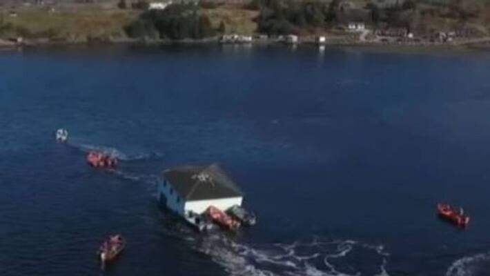 couple take their house to new place with the help of boats couple take their house to new place with the help of boats