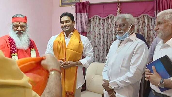 Vijayawada : AP CM YS Jagan Offers Prayers At Marakata Rajarajeswari Devi Temple Vijayawada : AP CM YS Jagan Offers Prayers At Marakata Rajarajeswari Devi Temple