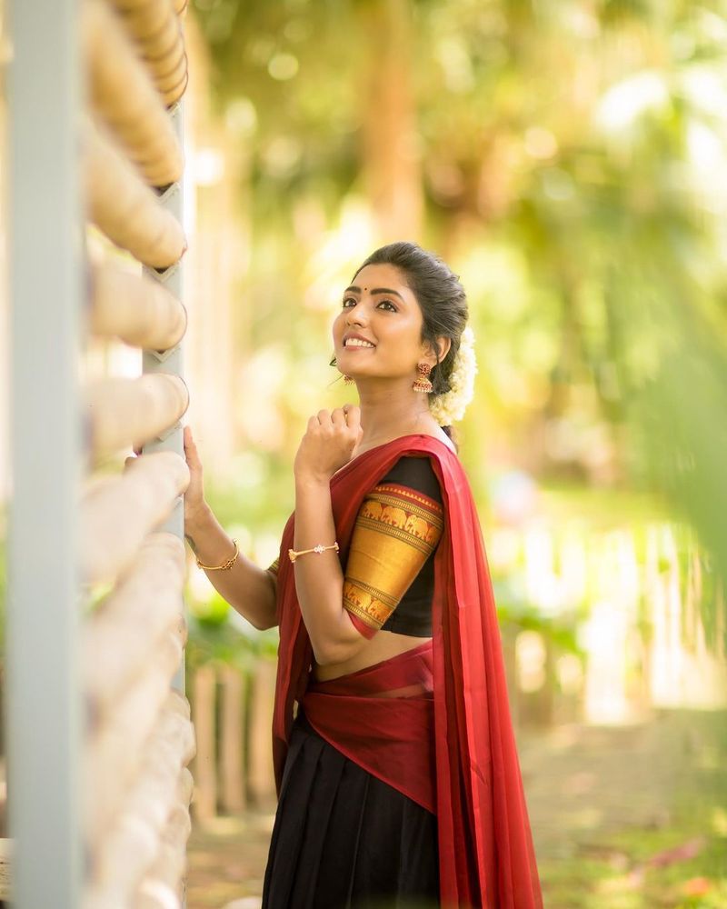 eesha rebba killing poses in half saree photos rise temperature in internet