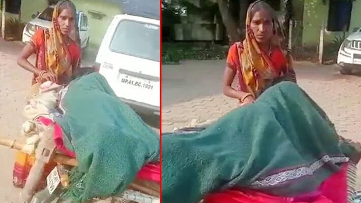 After not found ambulance father took daughter to hospital by tying cot on bike in dewas MP After not found ambulance father took daughter to hospital by tying cot on bike in dewas MP