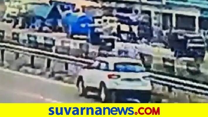 Huge traffic jams in Jalandhar after police officer vehicle runs 2 girls over pod Huge traffic jams in Jalandhar after police officer vehicle runs 2 girls over pod