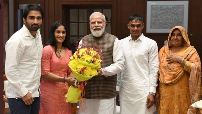 Wrestler Vinesh Phogat and his family meet with PM Narendra Modi spb Wrestler Vinesh Phogat and his family meet with PM Narendra Modi spb