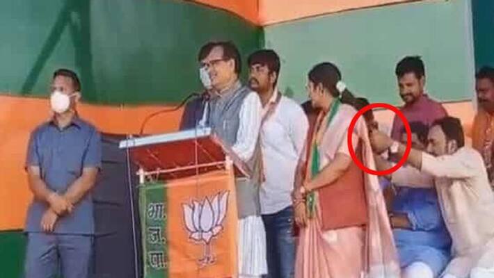Madhya Pradesh, minister in Satna was looking for his glasses in lady candidates hairs in front of CM Shivraj Singh Chauhan Madhya Pradesh, minister in Satna was looking for his glasses in lady candidates hairs in front of CM Shivraj Singh Chauhan