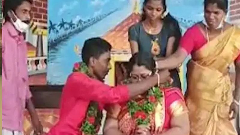 Kerala Floods, unique marriage where bride groom reached venue seating in a vessel