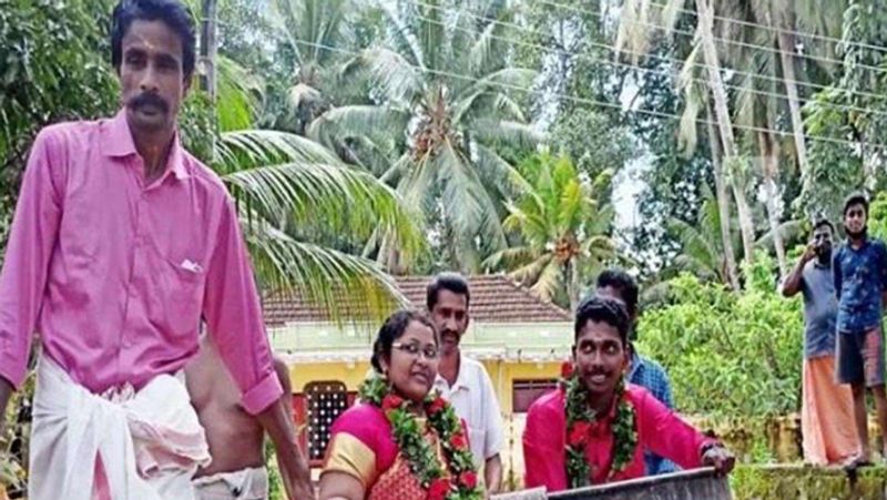 Kerala Floods, unique marriage where bride groom reached venue seating in a vessel